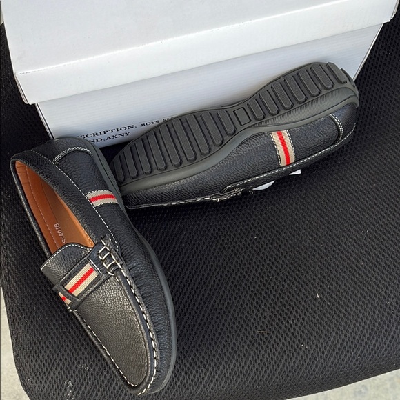 A.X.N.Y. American Exchange Black and Red Loafers with Stylish Band - Picture 5 of 5